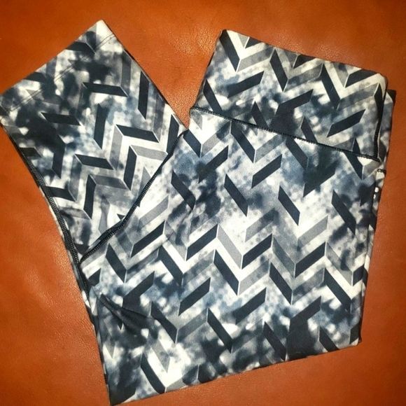 bcg Yoga Capris with Geometric Print - Picture 3 of 12